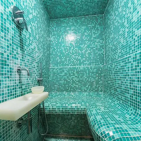 Vakantiehuis Spacious With Private Pool